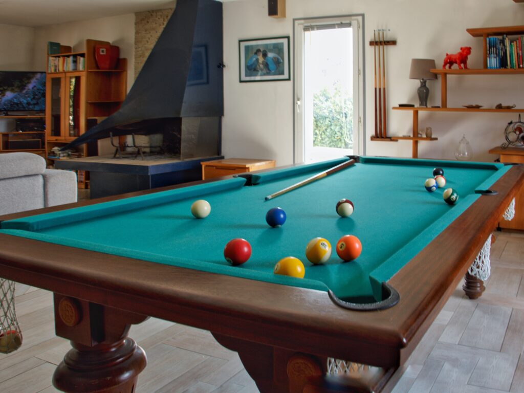 Espace billard dans la grande pièce de vie de la Villa Christal à Sarlat