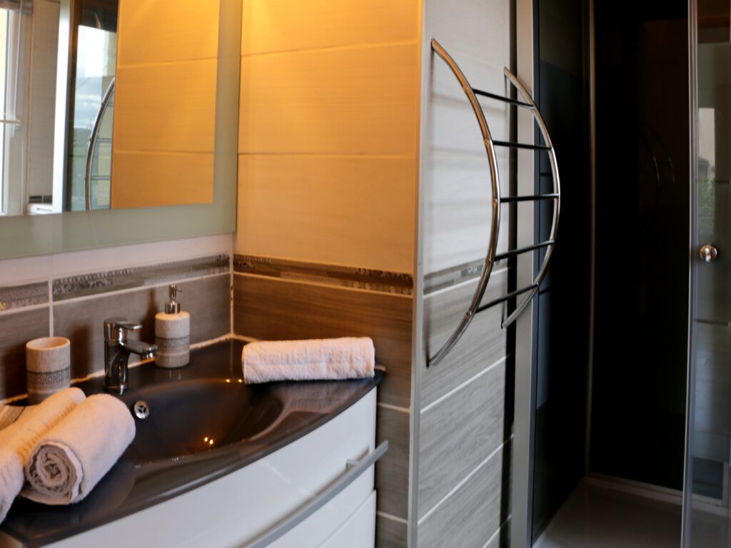Salle de bain moderne avec douche à l'italienne dans la suite château de la Villa Christal