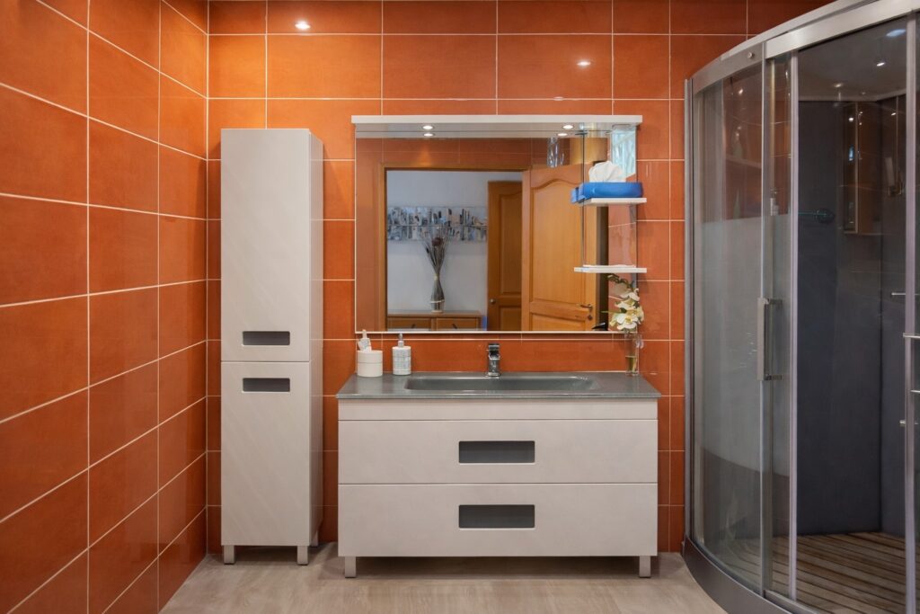 Salle de bain avec meuble vasque de la chambre rivière Villa Christal en Dordogne