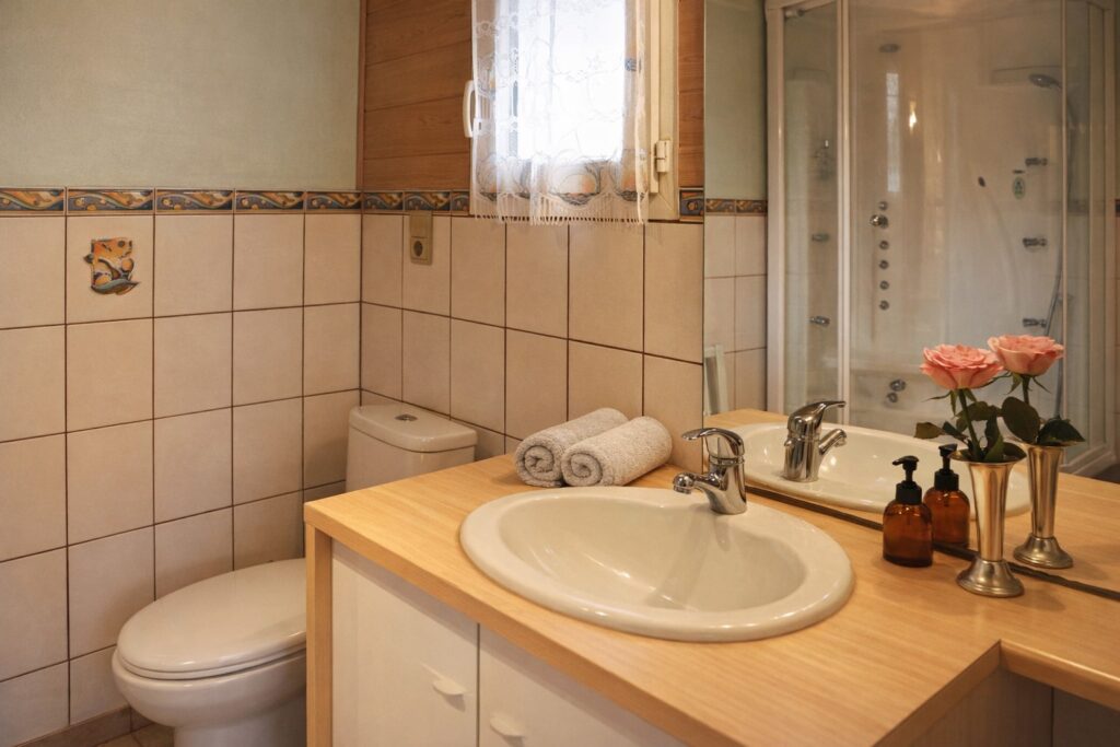 Salle de bain lumineuse avec vasque de de la suite Olivier dans la Villa Christal à Sarlat