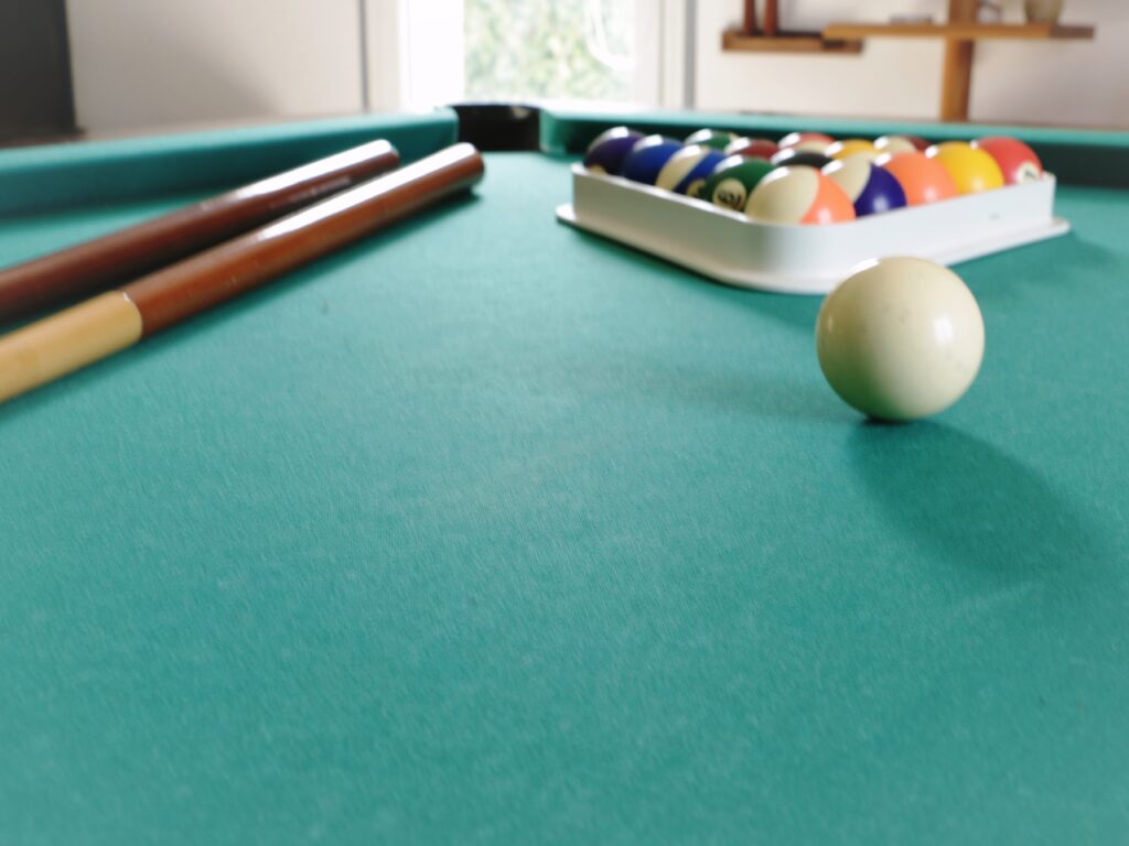 Salle de jeux avec billard de la Villa Christal, maison de vacances à Sarlat