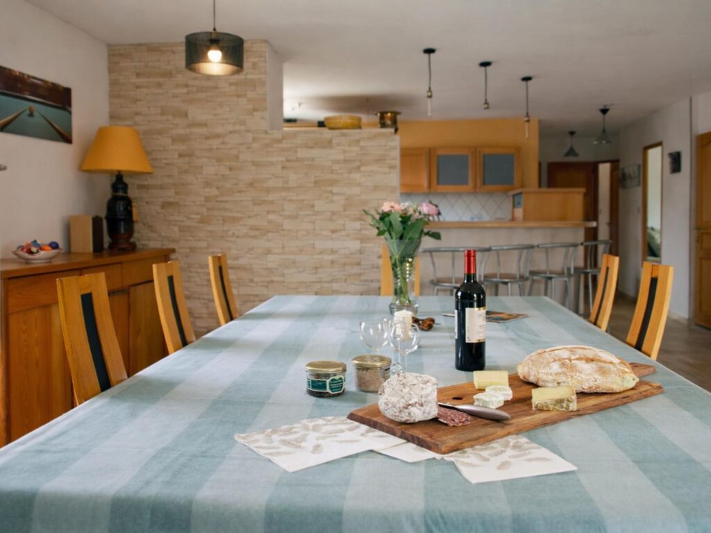 Salle à manger avec grande table conviviale de la Villa Christal à Sarlat