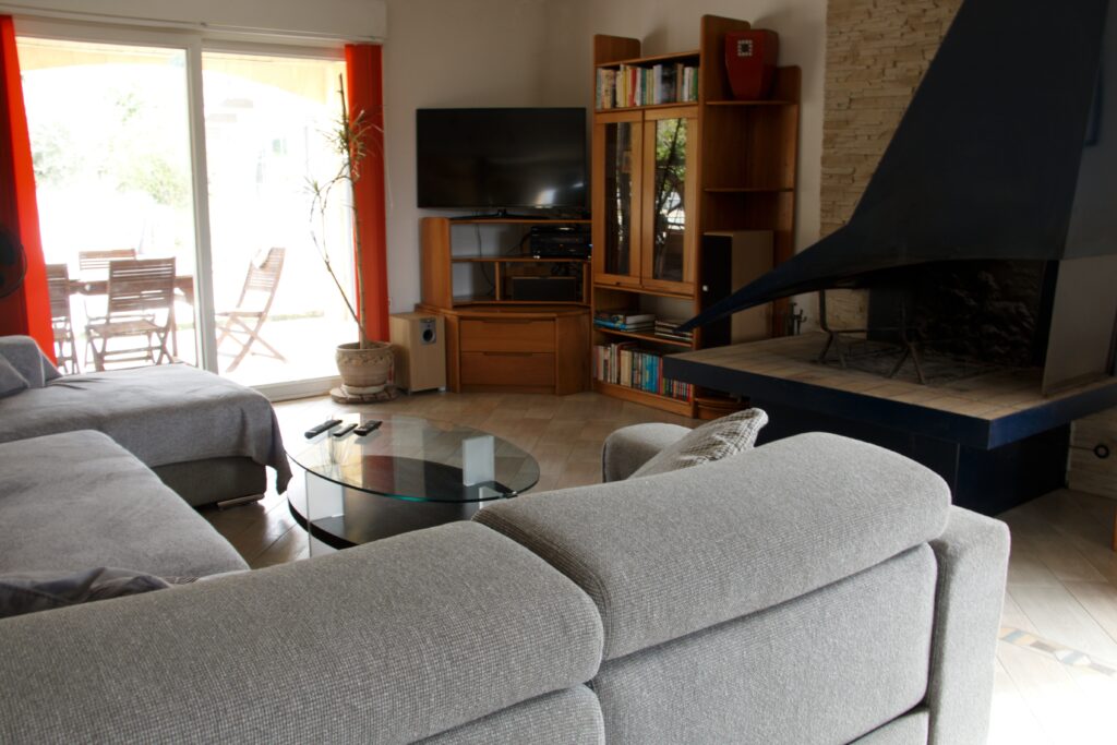 Salon détente avec écran plat de la Villa Christal à Sarlat-la-Canéda