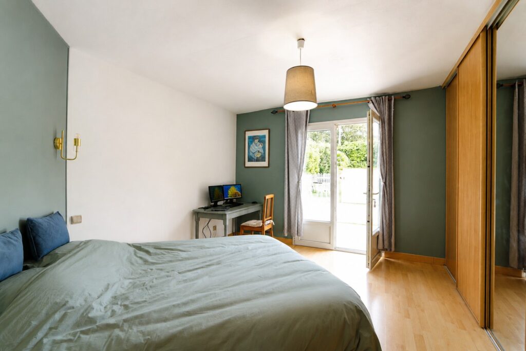 Chambre lumineuse avec grand lit de la Villa Christal à Sarlat