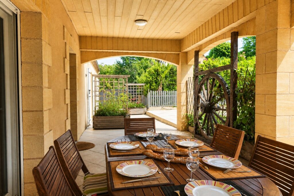Terrasse couverte pour les repas en plein air à la Villa Christal, Sarlat