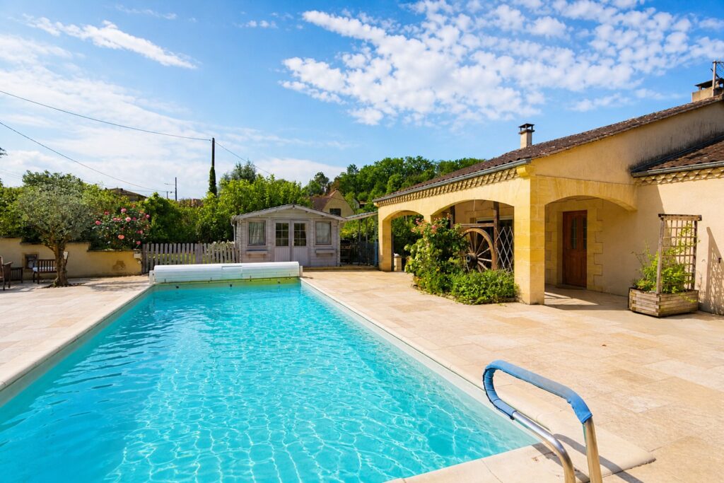 Piscine privée de 9 mètres de la Villa Christal au cœur du Périgord noir